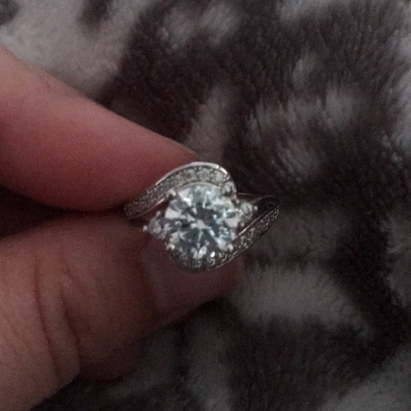 Diamond ring - Picture 1 of 2
